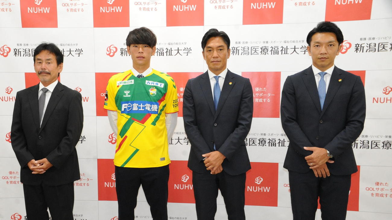 会見に参加した左から新潟医療福祉大の佐熊監督、小森、J2千葉の鈴木GM、大久保チーム統括・強化担当