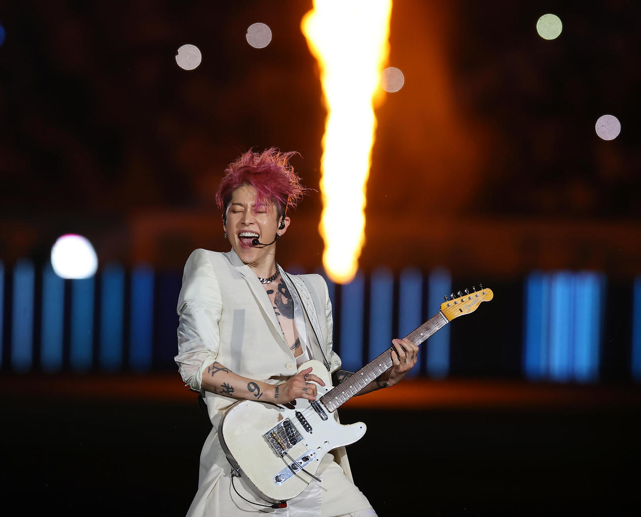 パリ・サンジェルマン対川崎F　試合前、会場を盛り上げるMIYAVI（撮影・垰建太）