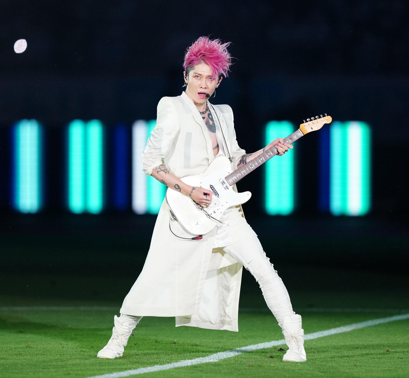 パリ・サンジェルマン対川崎F　試合前、演奏するMIYAVI（撮影・江口和貴）