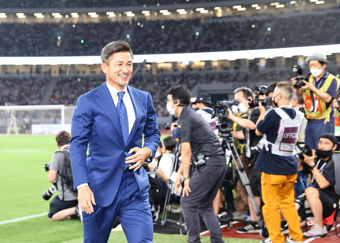 パリ・サンジェルマン対川崎F　試合前、キックインのキッカーを務めたカズ（撮影・垰建太）