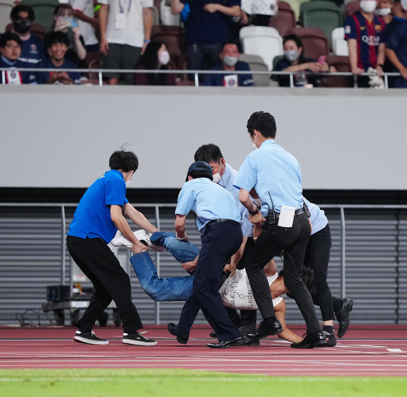 川崎F対パリ・サンジェルマン　試合後、ピッチに乱入し、取り押さえられたファン（撮影・江口和貴）