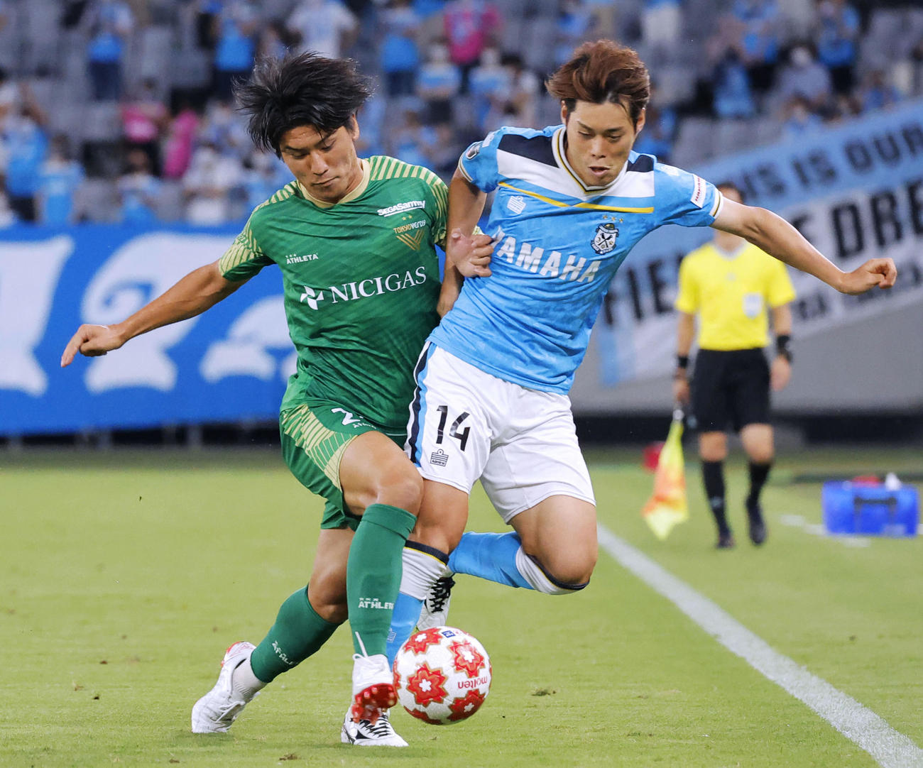 前半、競り合う東京V・稲見（左）と磐田・松本