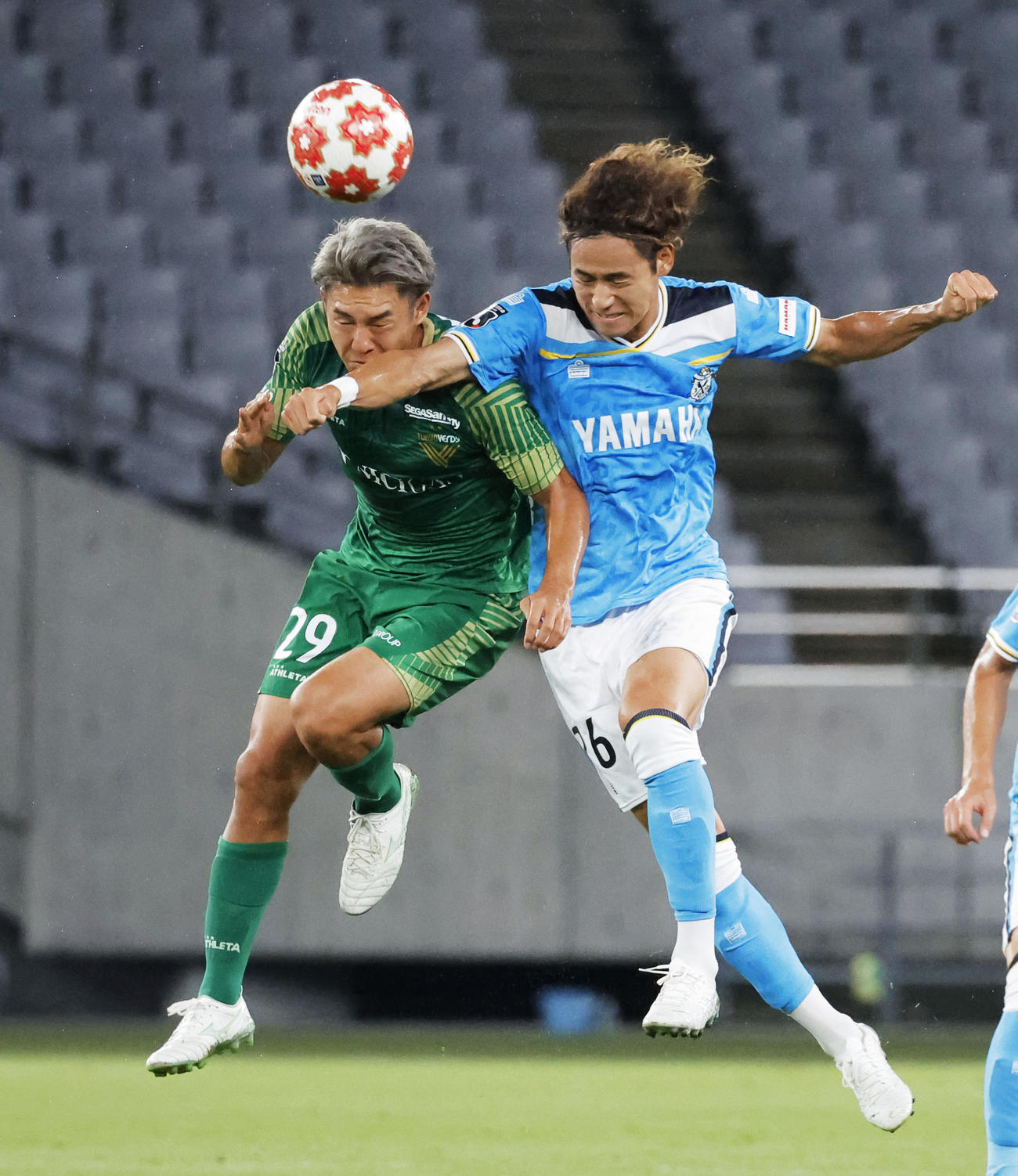 前半、空中で競り合う東京V・河村（左）と磐田・袴田