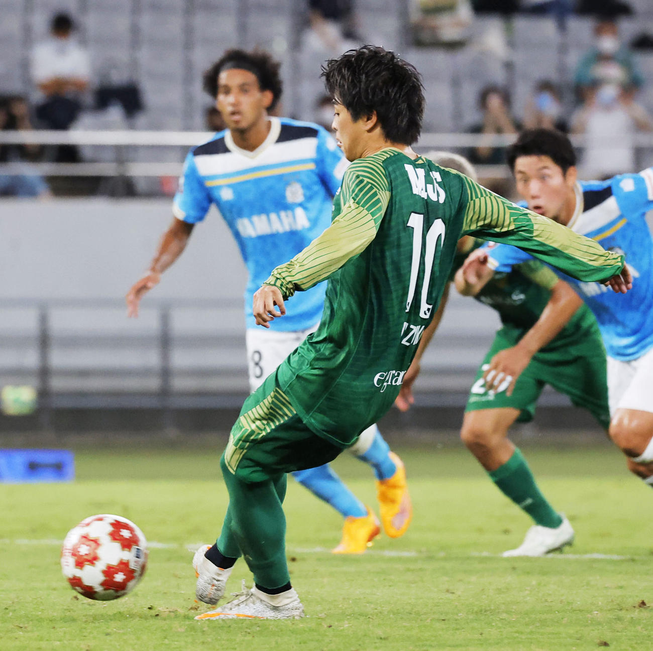 後半、先制のPKを決める東京V・新井