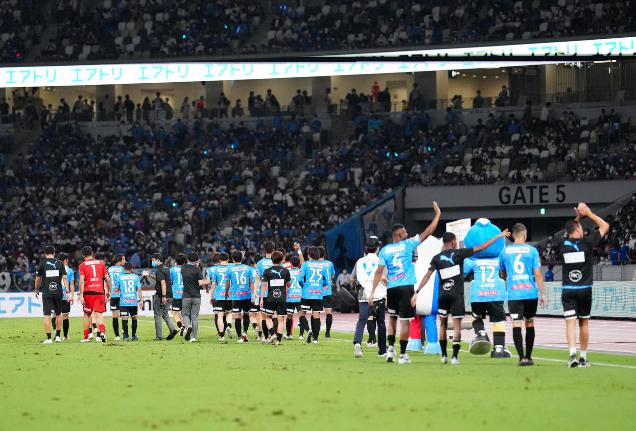 川崎F対パリ・サンジェルマン　試合後、場内1周する川崎Fの選手たち（撮影・江口和貴）