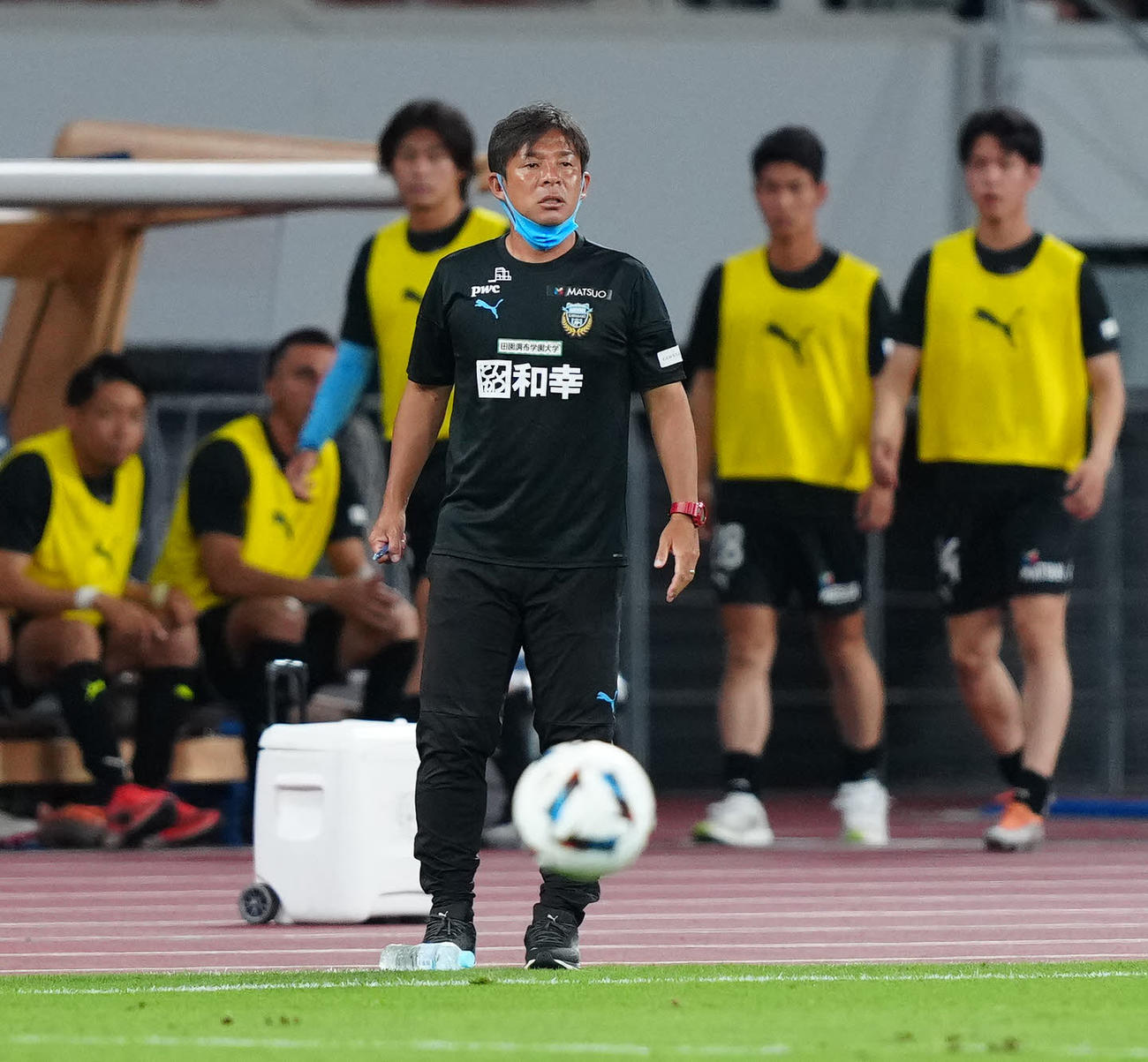 川崎F対パリ・サンジェルマン　前半、戦況を見つめる川崎F鬼木監督（撮影・江口和貴）