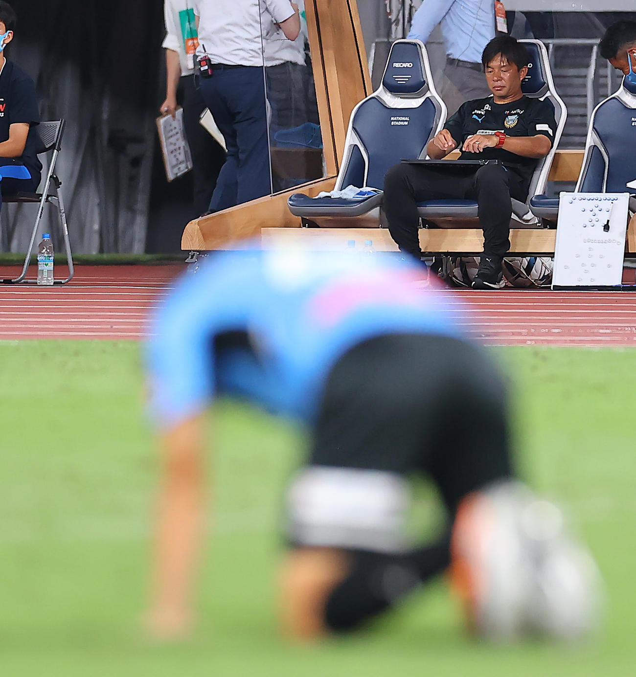 パリ・サンジェルマン対川崎F　後半、川崎F知念（手前）が決定機を逃しベンチで肩を落とす川崎F鬼木監督（撮影・垰建太）