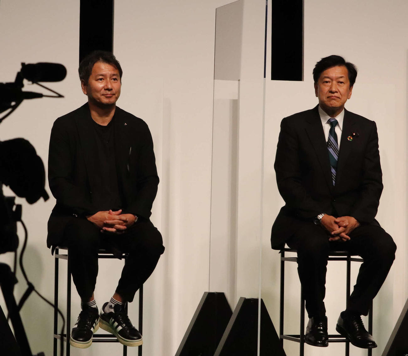 環境省とJリーグの連携協定締結1周年イベントでトークを繰り広げたJリーグの野々村芳和チェアマン（左）と山口壮環境大臣
