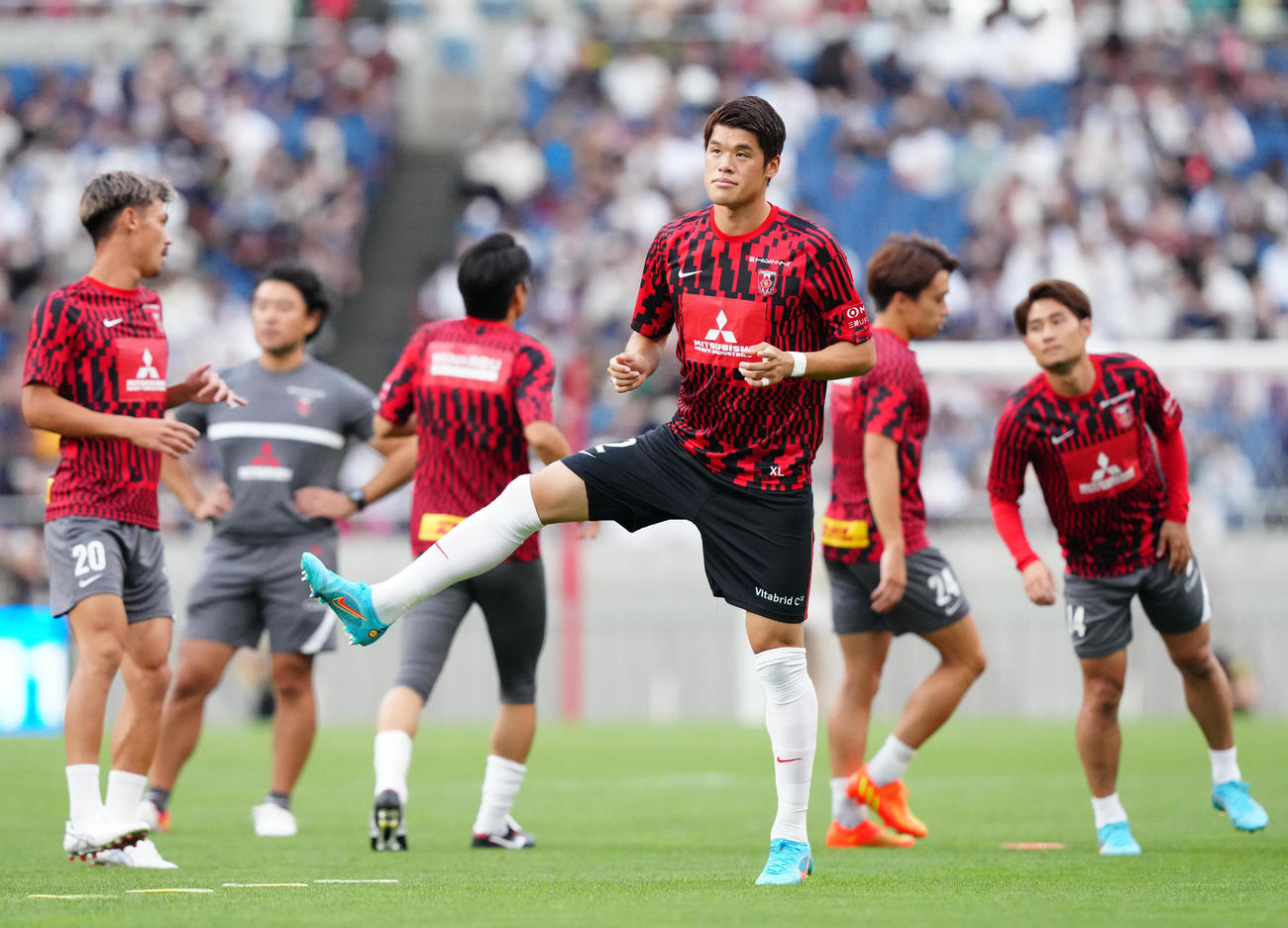 浦和対パリ・サンジェルマン　試合前、ウオーミングアップを行う酒井（中央）ら浦和の選手たち（撮影・江口和貴）