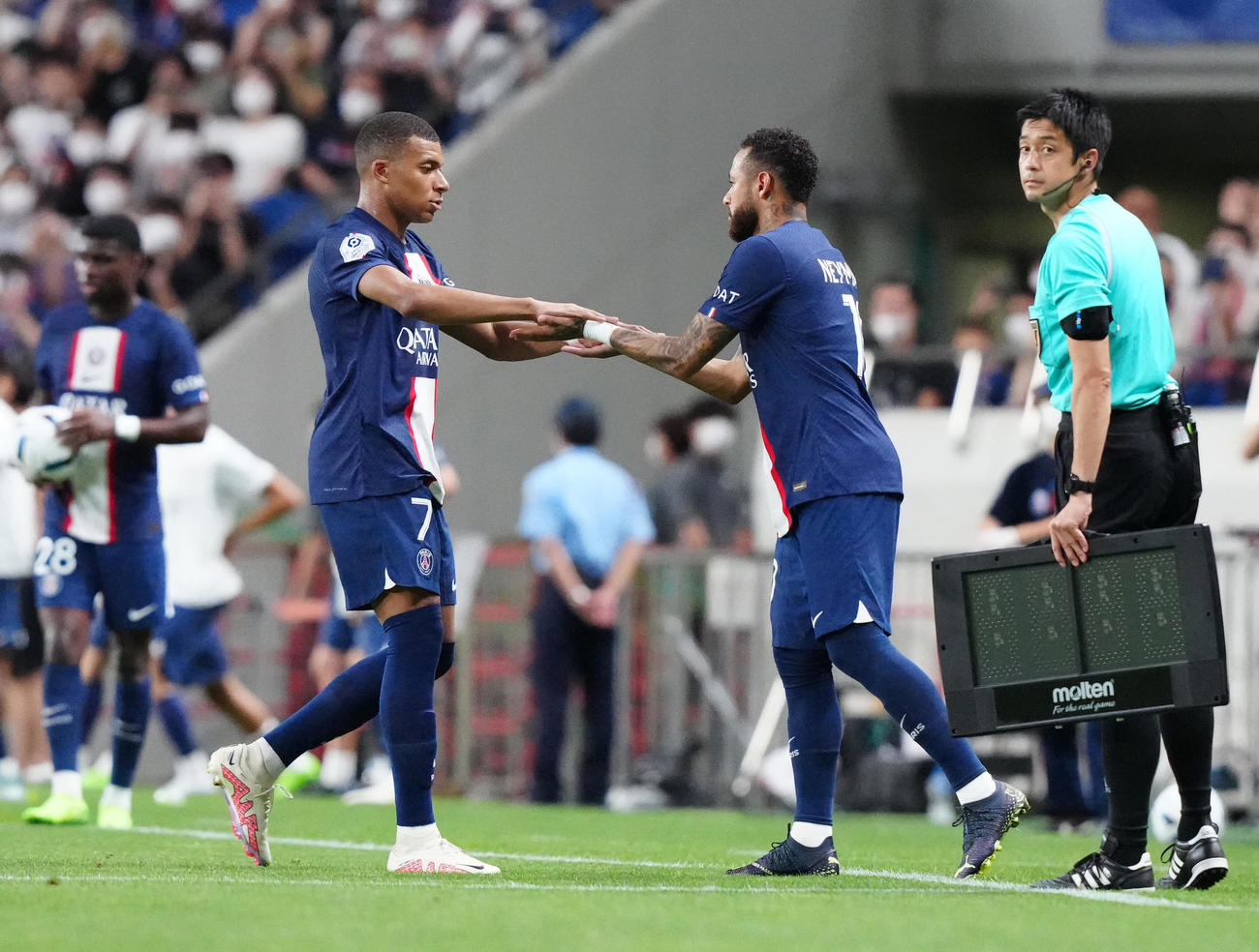 浦和対パリ・サンジェルマン　後半、パリ・サンジェルマンのエムバペ（左）と交代で出場するネイマール（撮影・江口和貴）