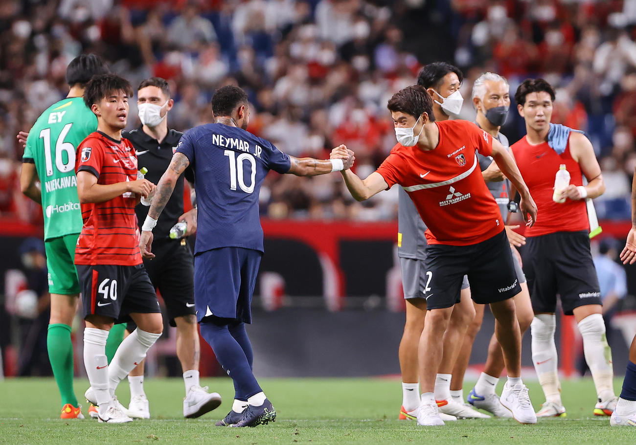 パリ・サンジェルマン対浦和　試合後、パリ・サンジェルマンのネイマール（中央左）と握手を交わす浦和酒井（同右）（撮影・垰建太）