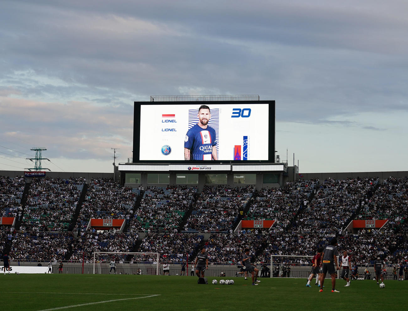 浦和対パリ・サンジェルマン　試合前、電光掲示板で選手紹介されるパリ・サンジェルマンのメッシ（撮影・江口和貴）