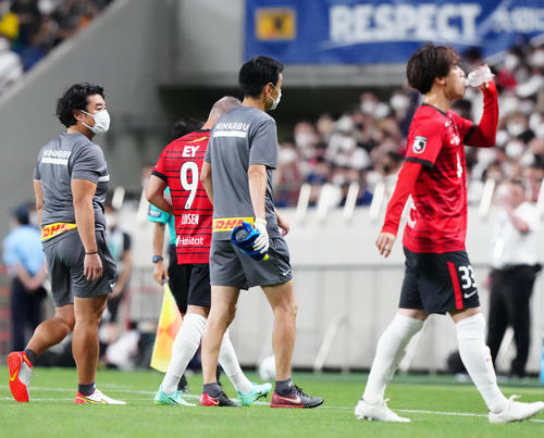 浦和対パリ・サンジェルマン　後半、負傷交代する浦和リンセン（中央左）（撮影・江口和貴）