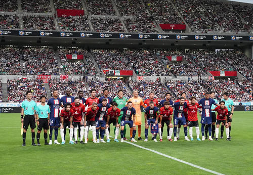 浦和対パリ・サンジェルマン　試合前、写真に納まる両チームの選手たち（撮影・江口和貴）