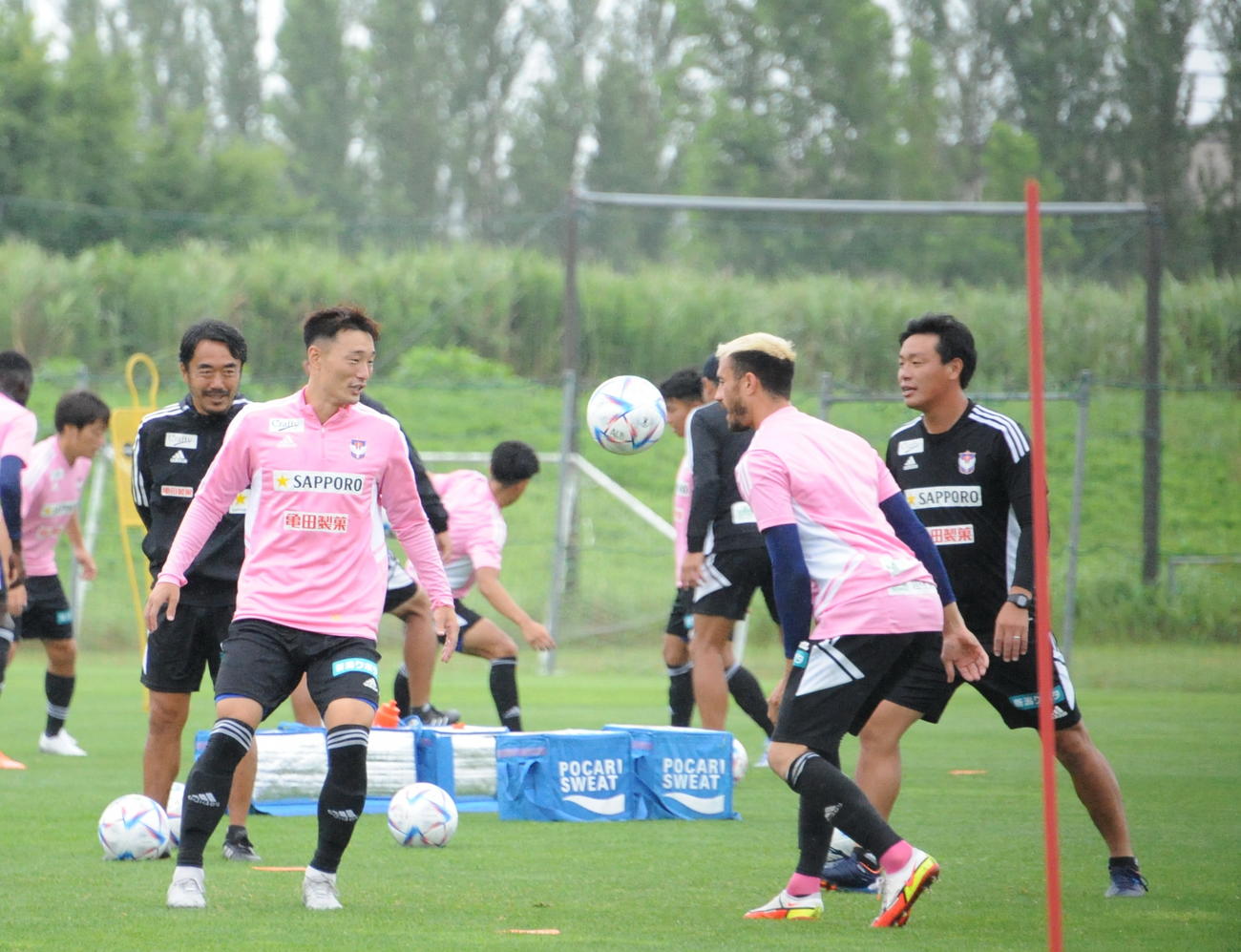ホーム岡山戦の前日練習でボールを追う田上（手前左）
