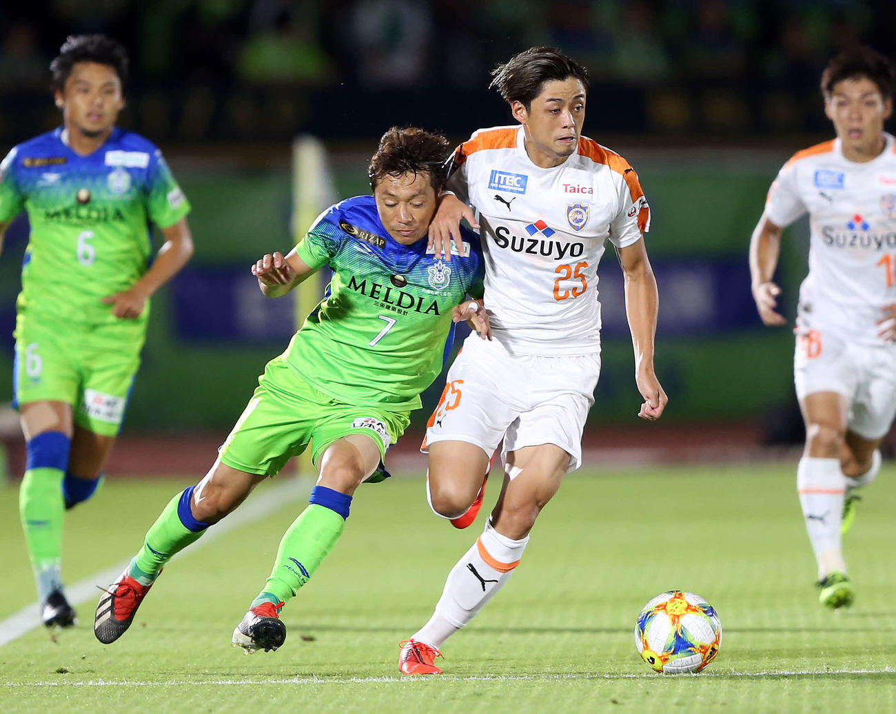 湘南FW梅崎司（左）からボールを奪う清水時代のDF松原后＝2019年9月29日