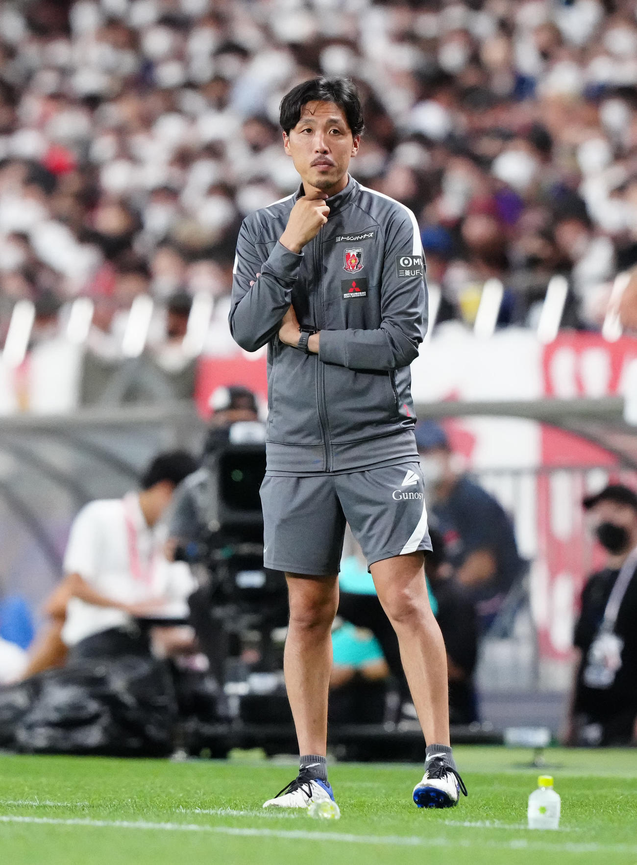 浦和対パリ・サンジェルマン　後半、戦況を見つめる浦和小幡コーチ（撮影・江口和貴）