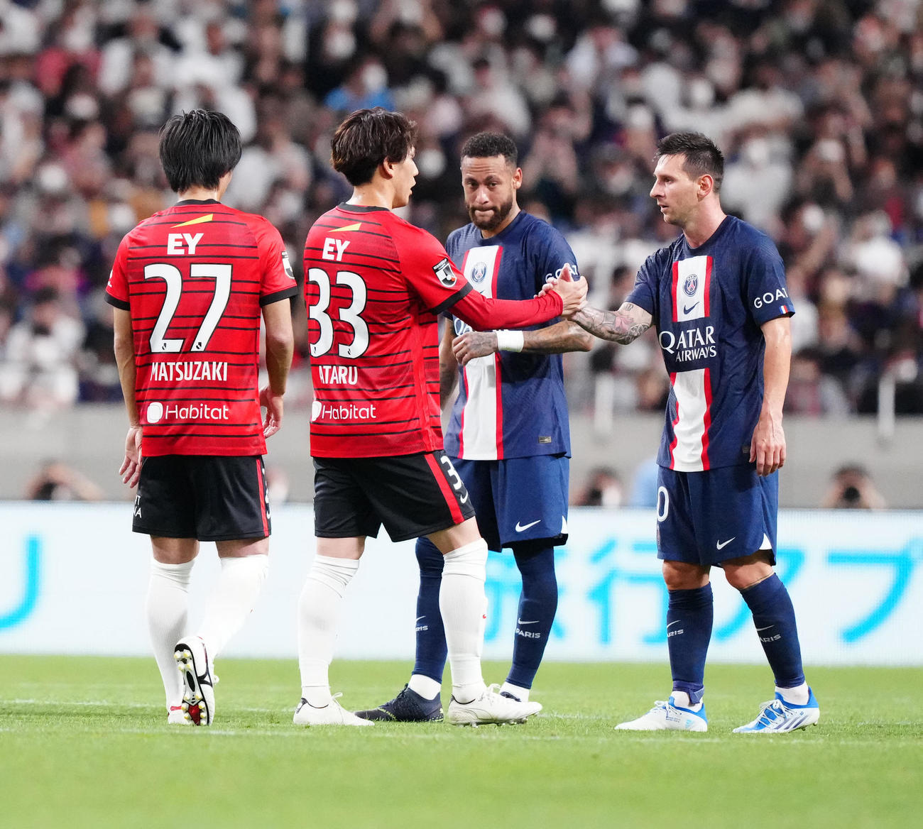浦和対パリ・サンジェルマン　試合後、浦和江坂（左から2人目）とタッチを交わすリオネル・メッシ。同3人目はネイマール（撮影・江口和貴）