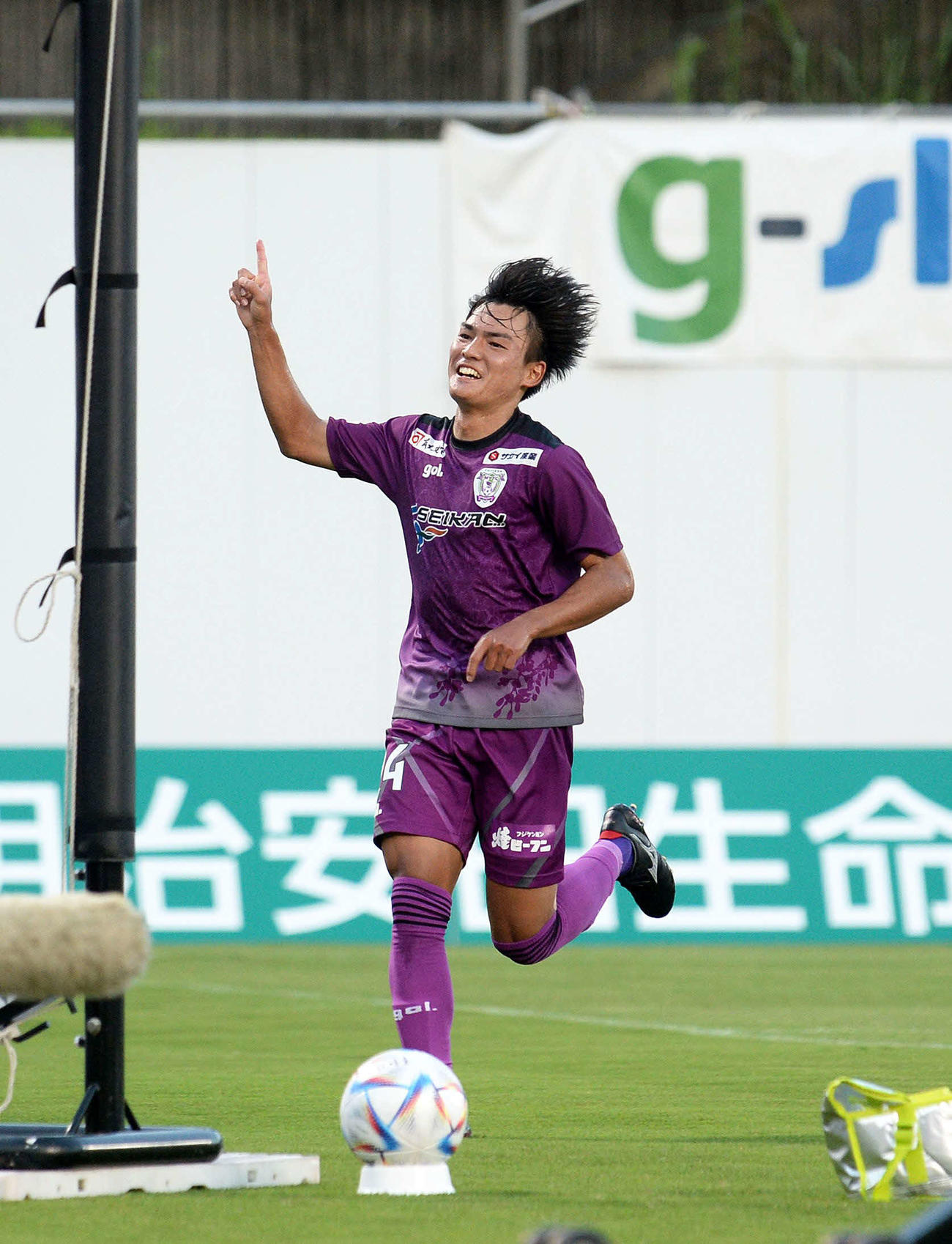 追加点を決めて喜ぶ藤枝久保