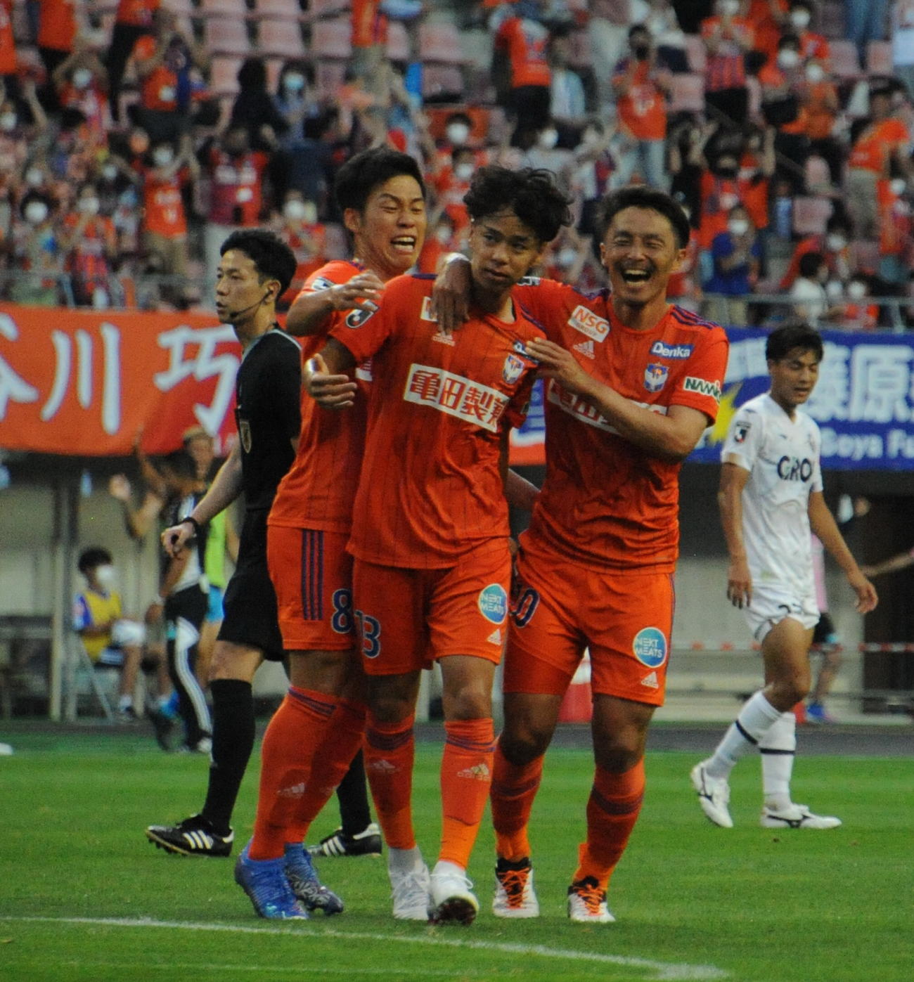 前半32分に勝ち越しゴールを決めた伊藤（中央）をチームメートが祝福（撮影・小林忠）