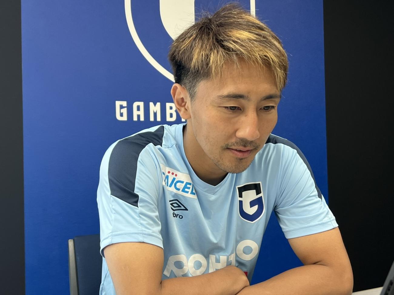 パリSG戦への取材を受けるG大阪倉田（C）GAMBA OSAKA