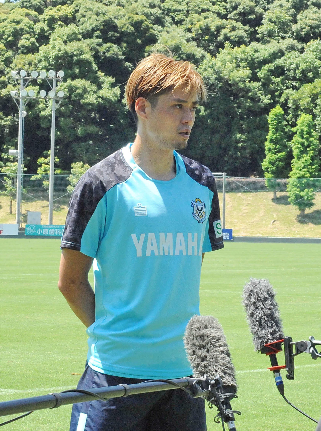 報道陣の取材を受ける磐田松原