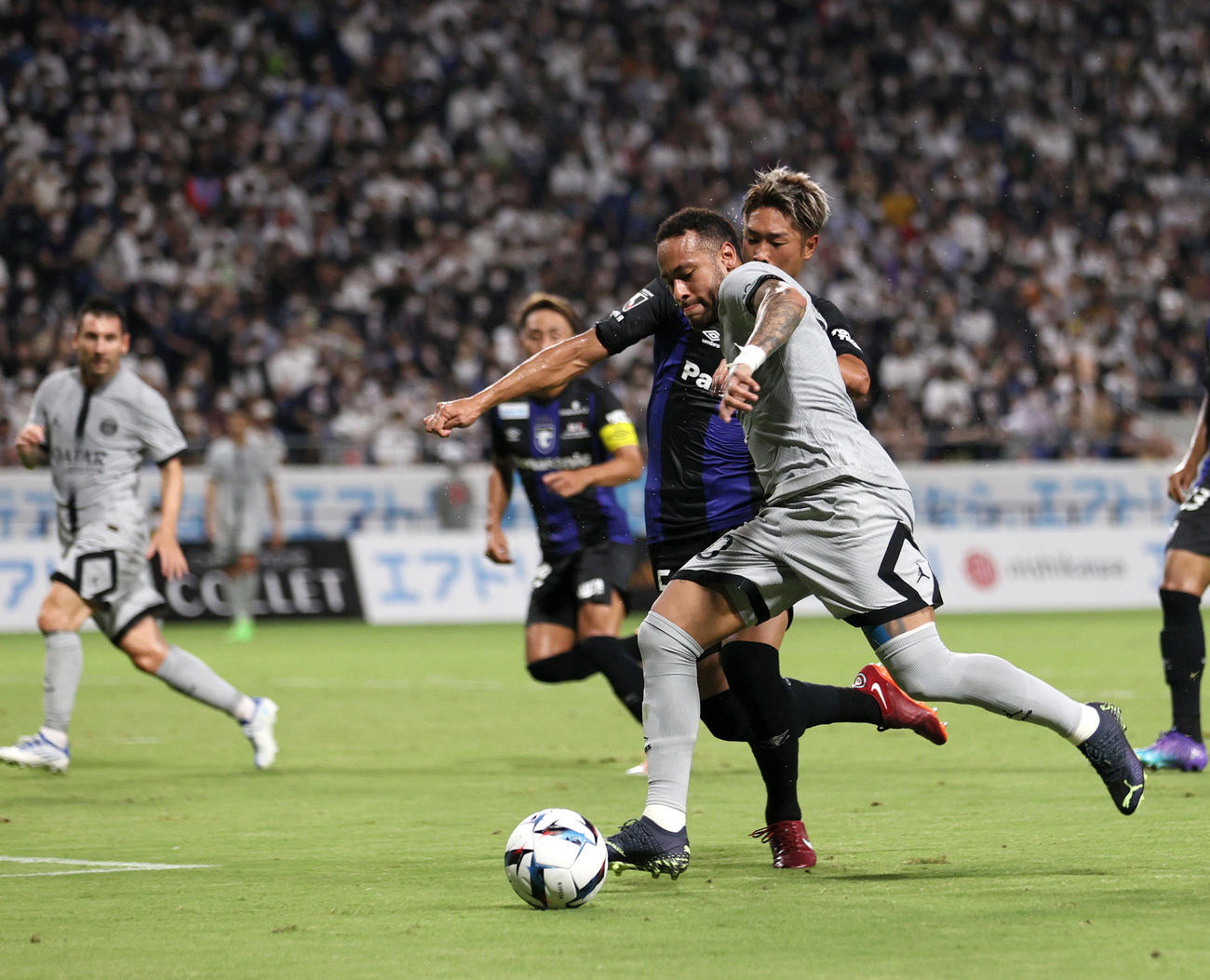 G大阪対パリ・サンジェルマン　前半、ドリブルで攻め上がるパリ・サンジェルマンのネイマール（撮影・上山淳一）