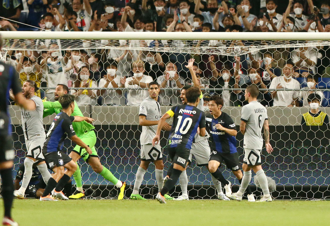 G大阪対パリ・サンジェルマン　前半、ゴールを決め喜ぶG大阪黒川（右から2人目）（撮影・上山淳一）