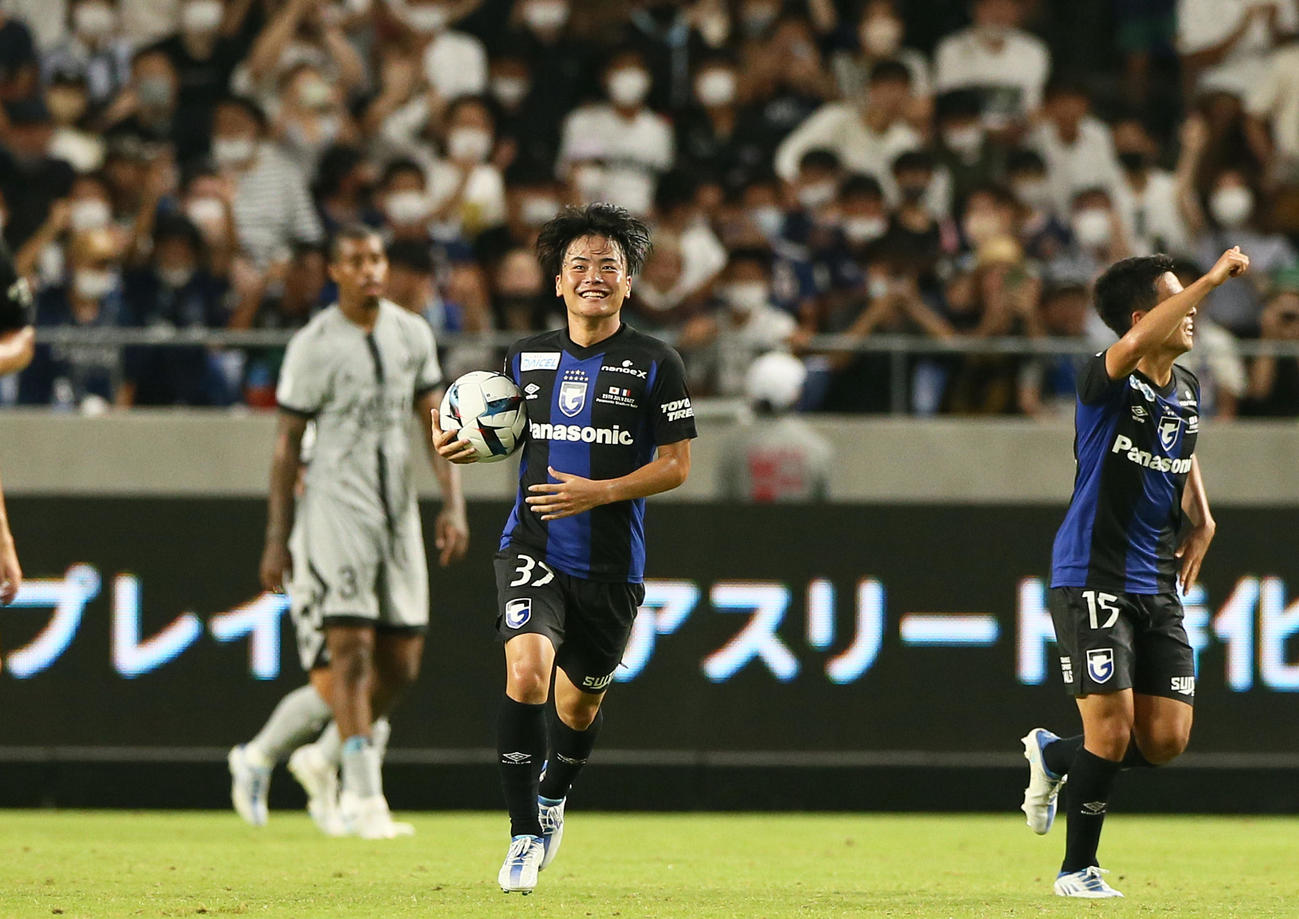 G大阪対パリ・サンジェルマン　後半、G大阪山見（右から2人目）はゴールを決め喜ぶ（撮影・上山淳一）