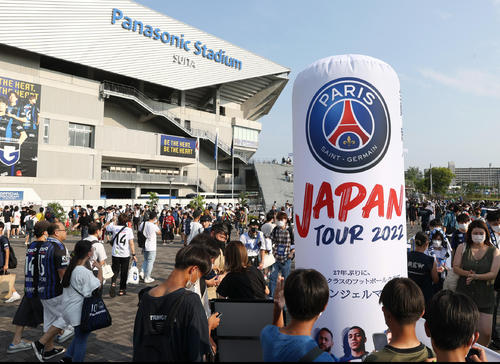 G大阪対パリ・サンジェルマン　試合を前に、多くのファンがあふれ返るパナソニックスタジアム吹田（撮影・上山淳一）