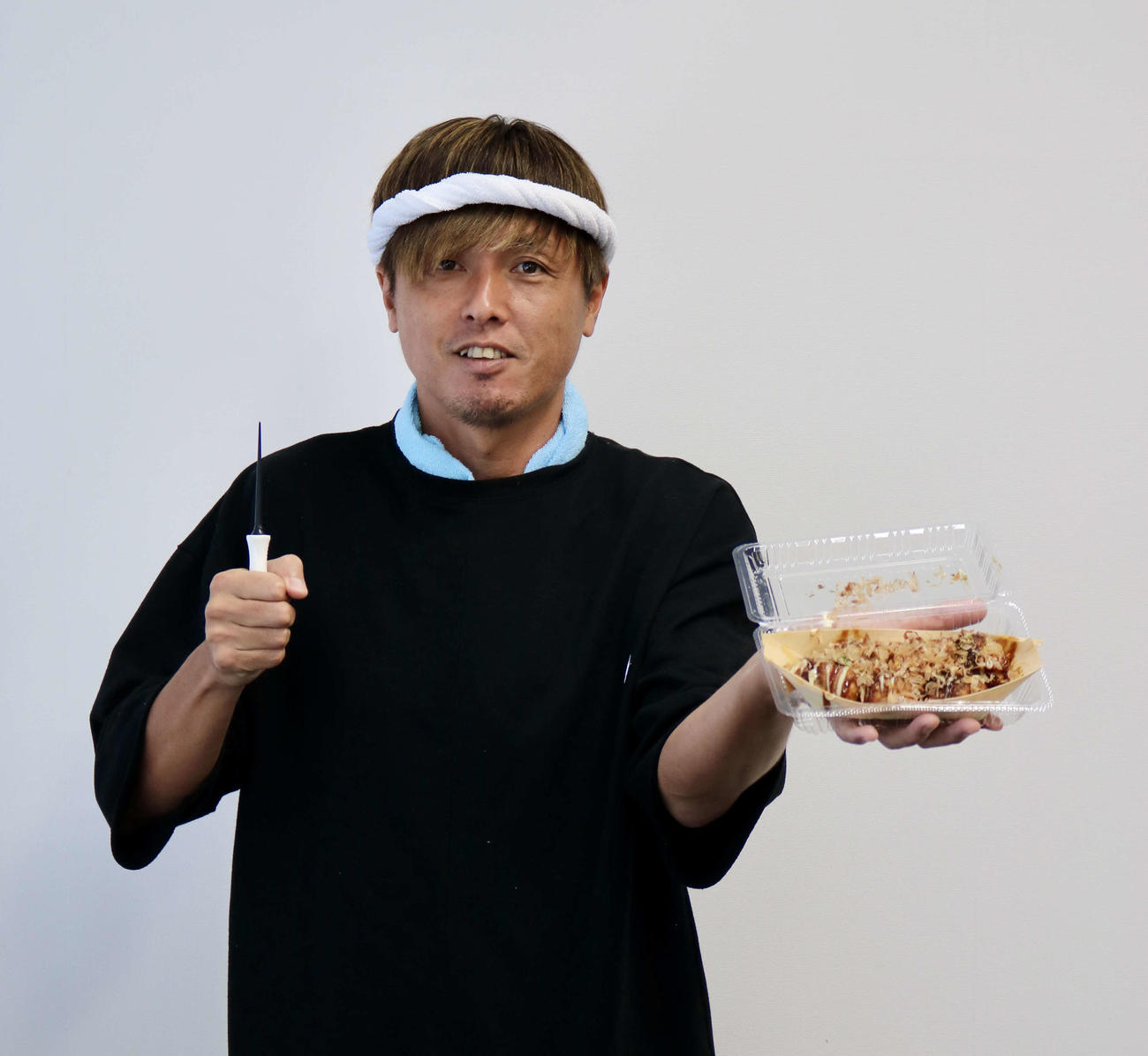 磐田MF遠藤保仁は、メニュー選びに協力し、ホーム戦で販売するたこ焼きをPR（C）JUBILO IWATA