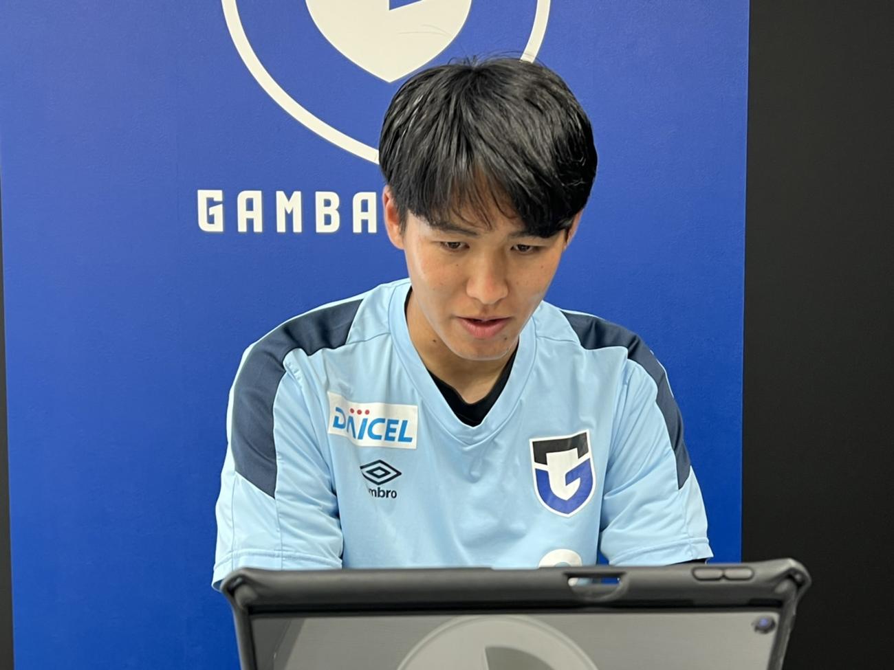 取材に応じるG大阪高尾（C）GAMBA OSAKA