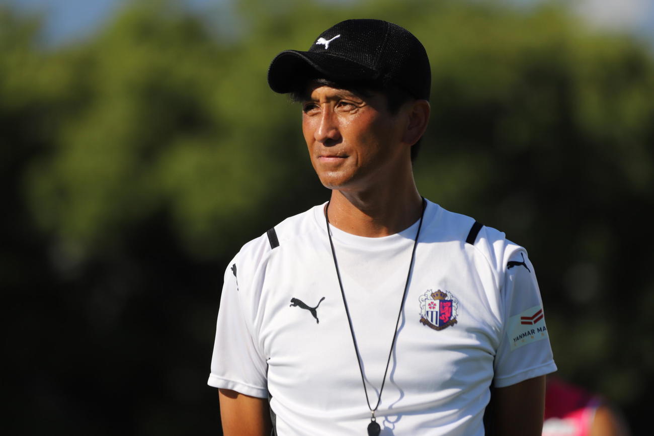 福岡戦への練習を見守るC大阪小菊監督（C）CEREZO OSAKA