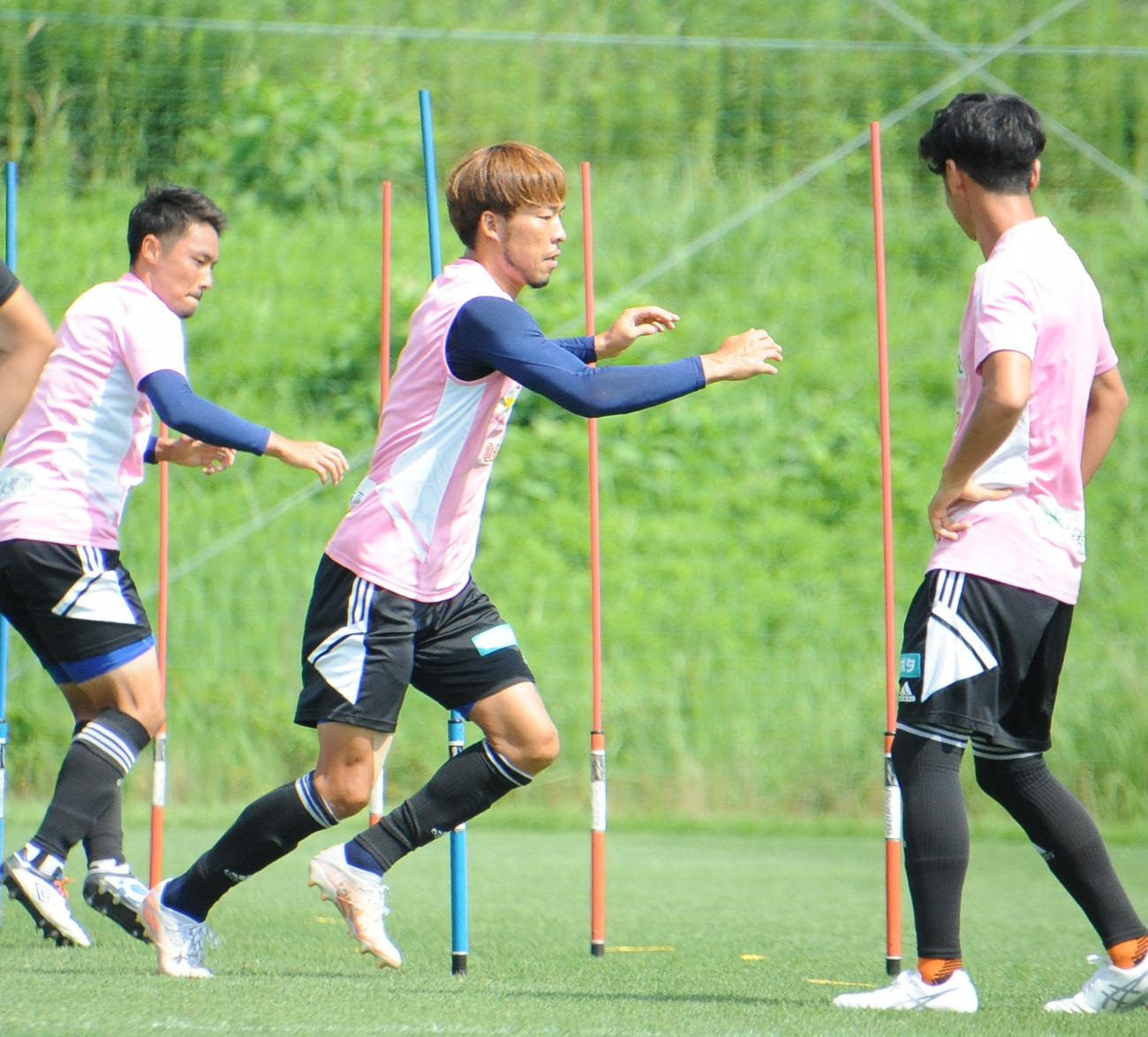 アウェー長崎戦前日練習に参加する鈴木（中央）