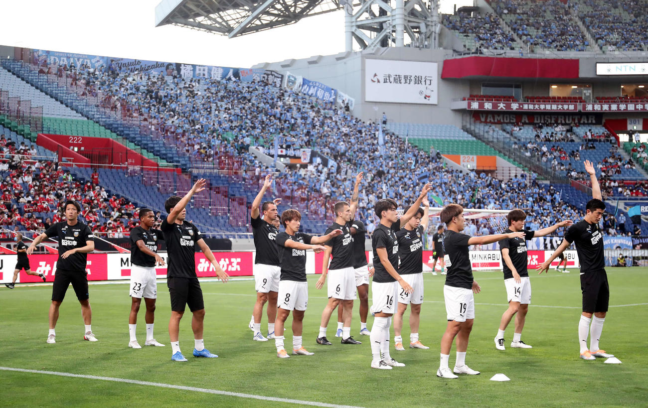 浦和対川崎F　コロナ陽性者多発で、サブメンバー含み16人で試合に臨む川崎Fイレブン（撮影・浅見桂子）