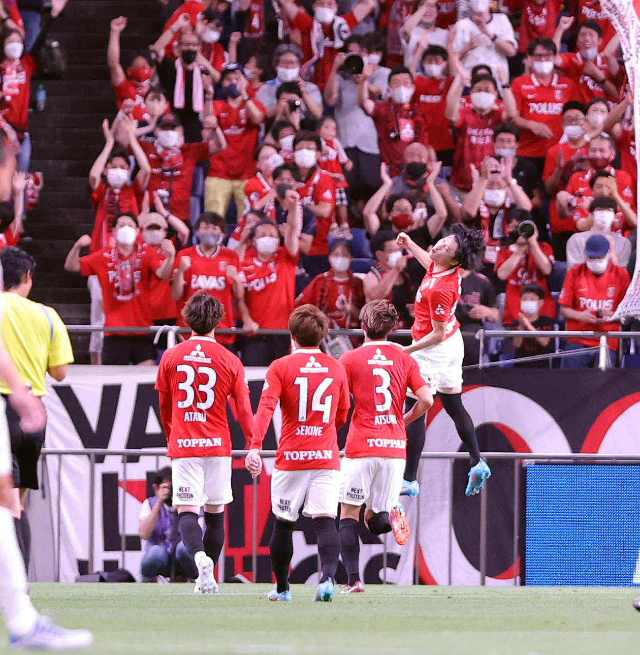 浦和対川崎F　前半、チーム2点目のゴールを決め、ジャンプしてガッツポーズする浦和松尾（右）（撮影・浅見桂子）