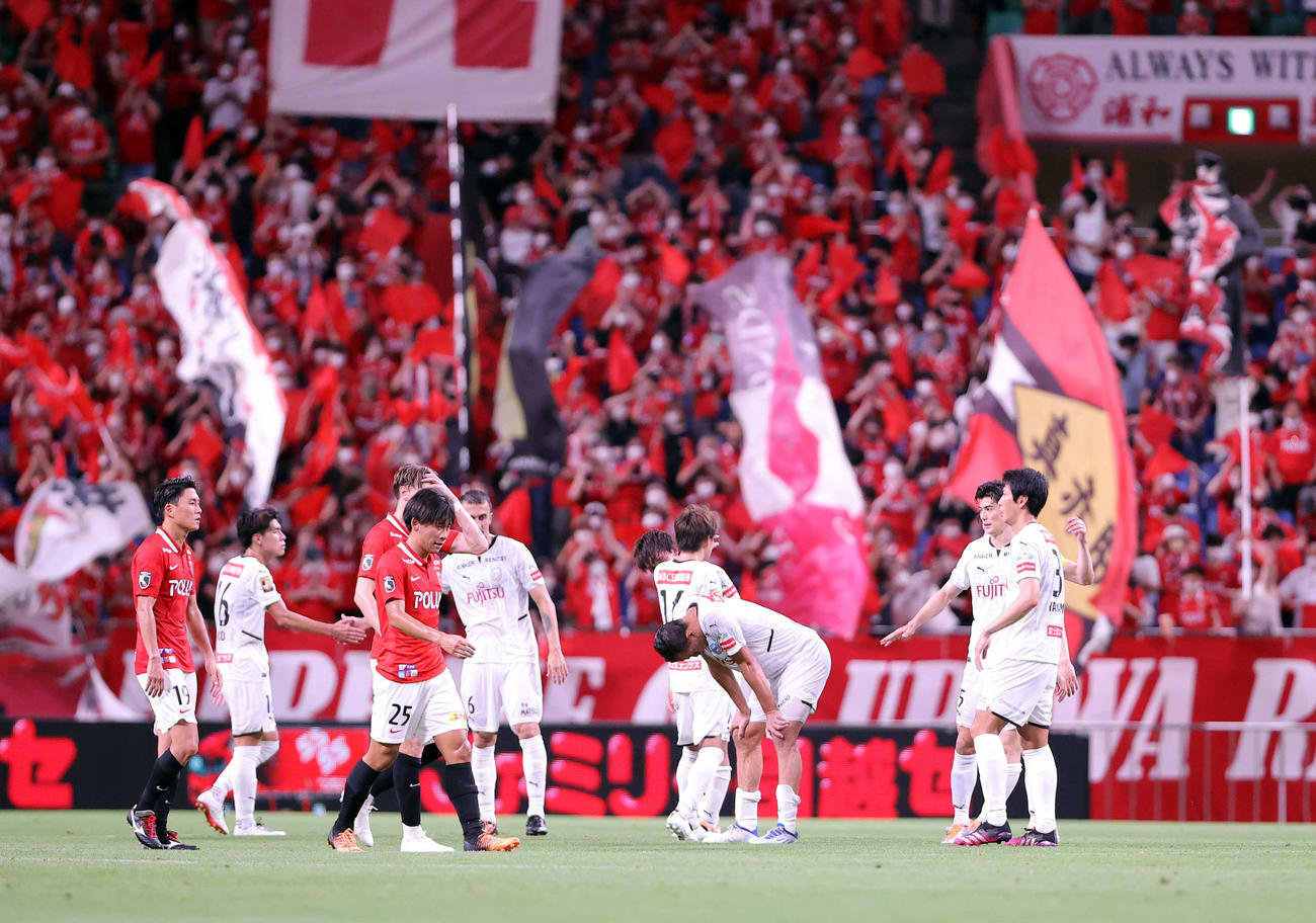 浦和対川崎F 1－3で敗れ、がっくりの川崎Fイレブン（撮影・浅見桂子）