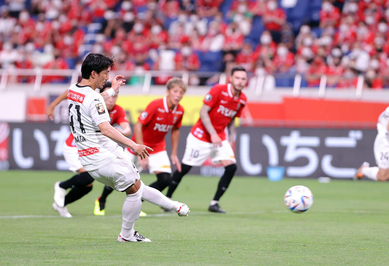 浦和対川崎F　後半、PKを決める川崎F家長（撮影・浅見桂子）