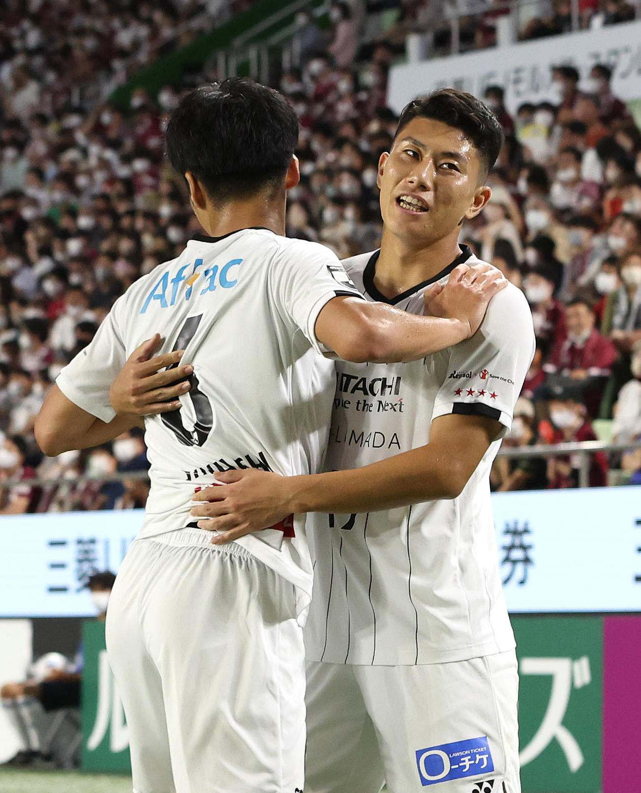 神戸対柏　前半、先制ゴールを決めて椎橋（左）と抱き合って喜ぶ柏細谷（撮影・白石智彦）