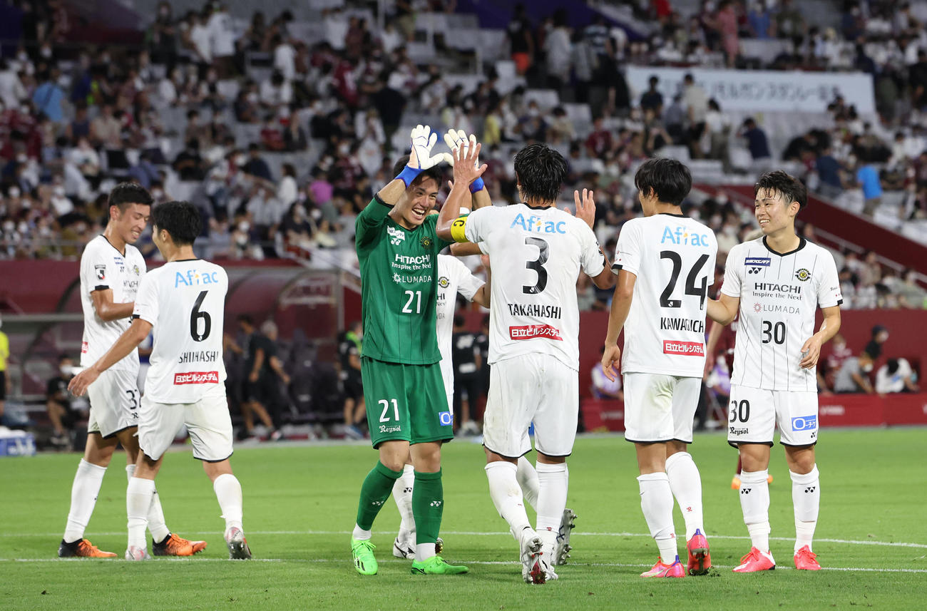 神戸対柏　神戸に勝利してハイタッチを交わして喜ぶ柏イレブン（撮影・白石智彦）