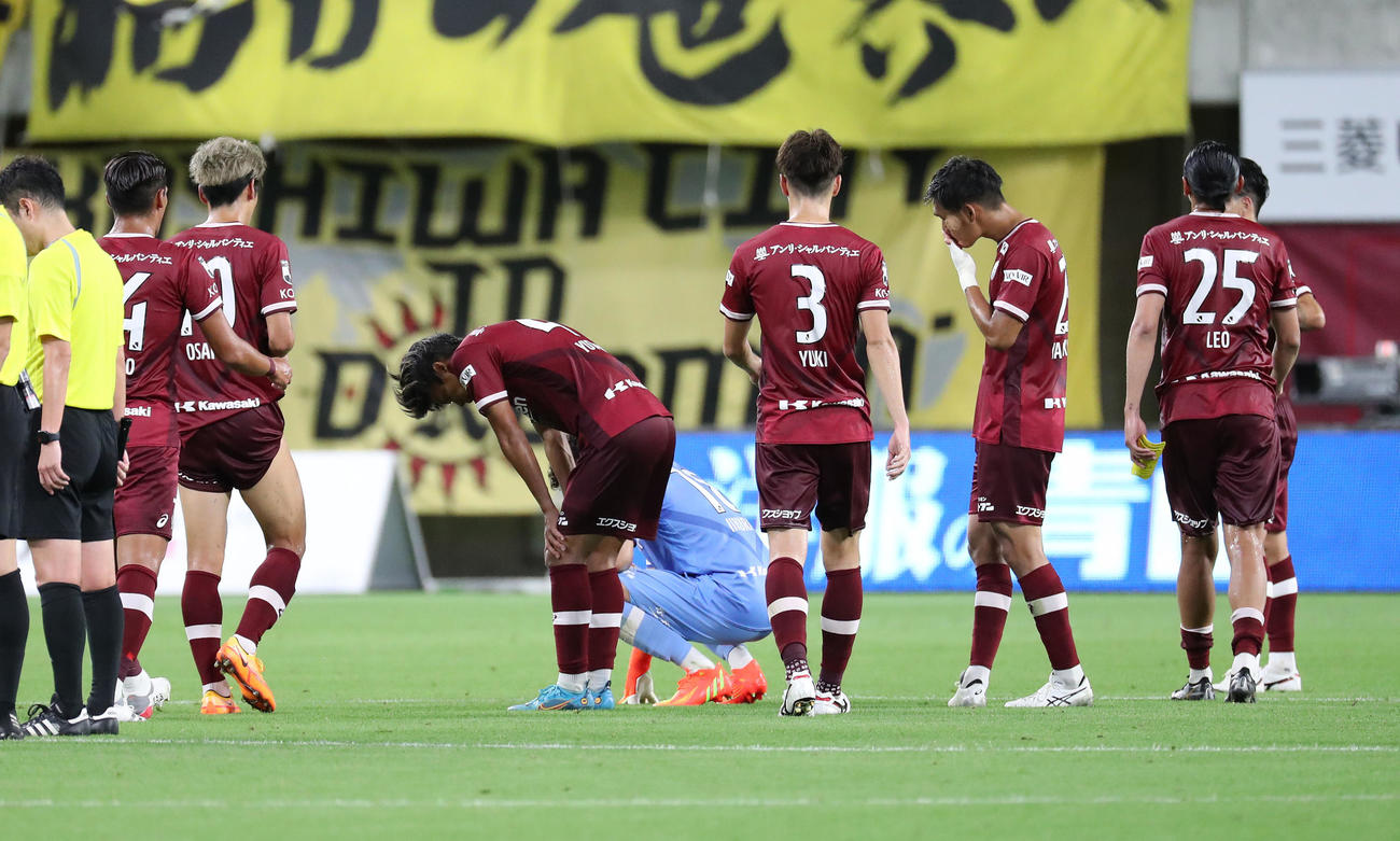 神戸対柏　柏に敗れて肩を落とす神戸イレブン（撮影・白石智彦）