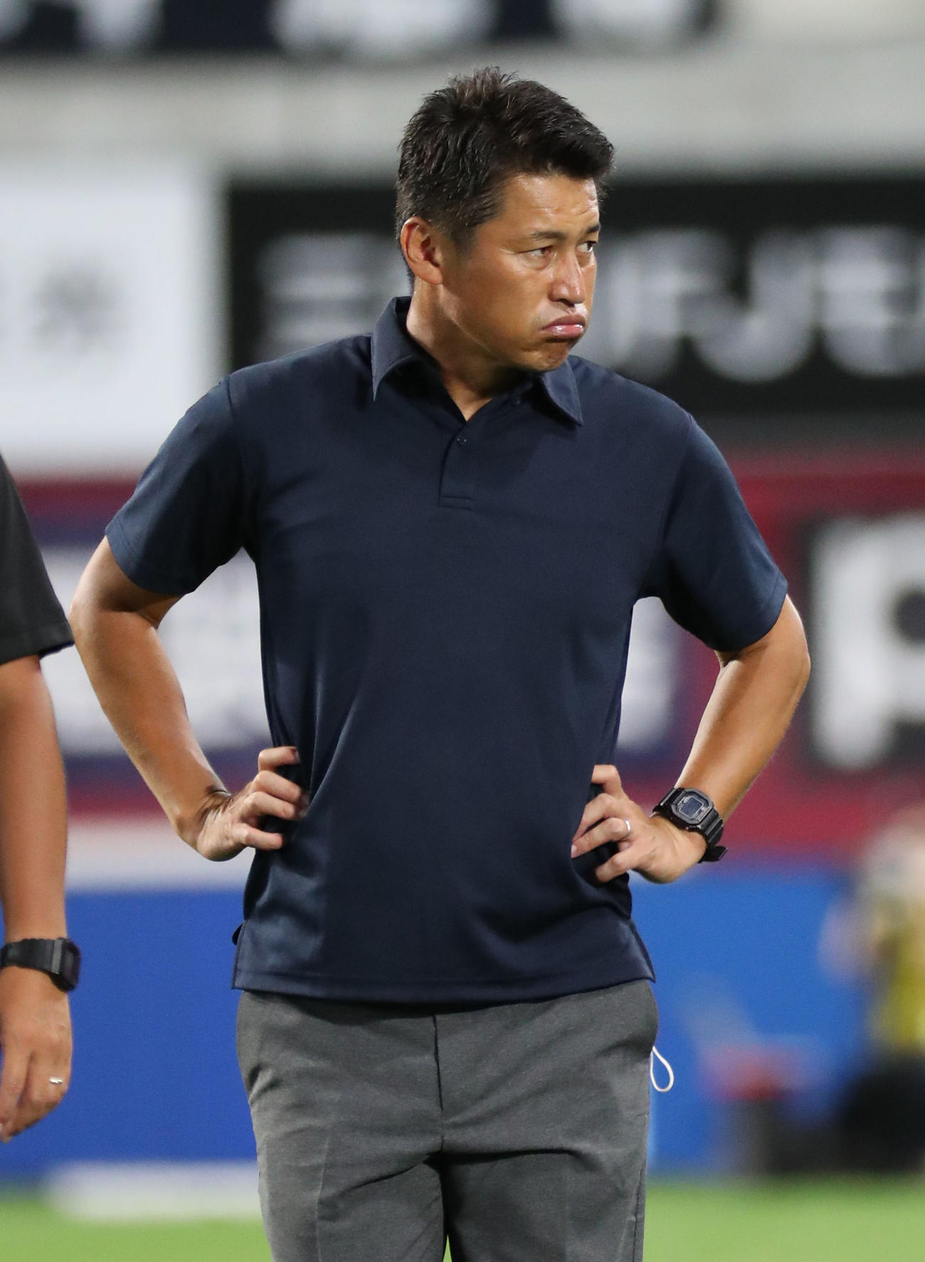神戸対柏　柏に敗れて渋い表情でピッチを歩く神戸吉田監督（撮影・白石智彦）