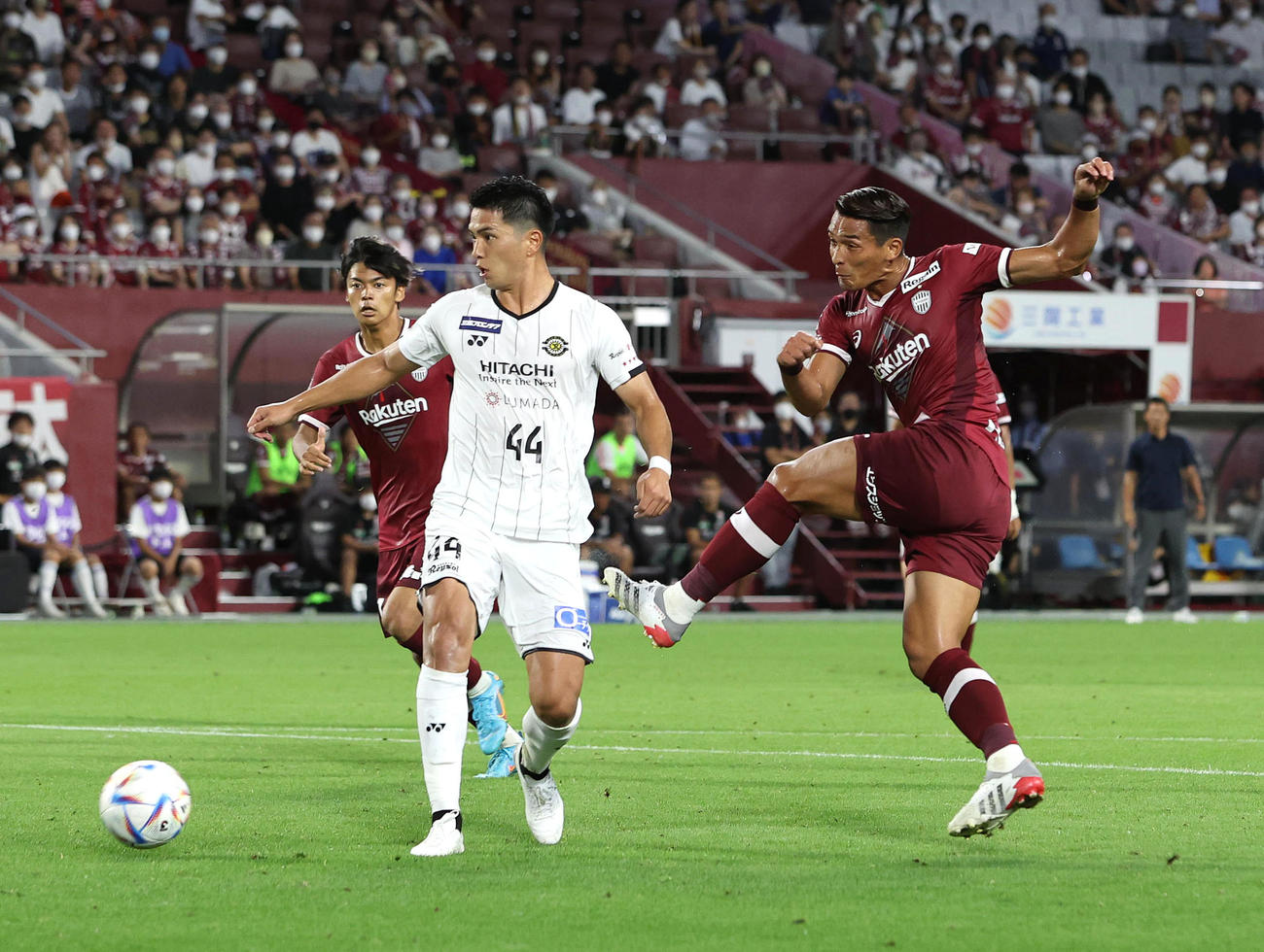 神戸対柏　後半、シュートを放つ神戸槙野（右）（撮影・白石智彦）