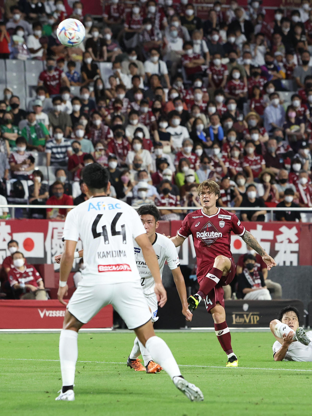 神戸対柏　後半、ループシュートを放つ神戸酒井（右）（撮影・白石智彦）