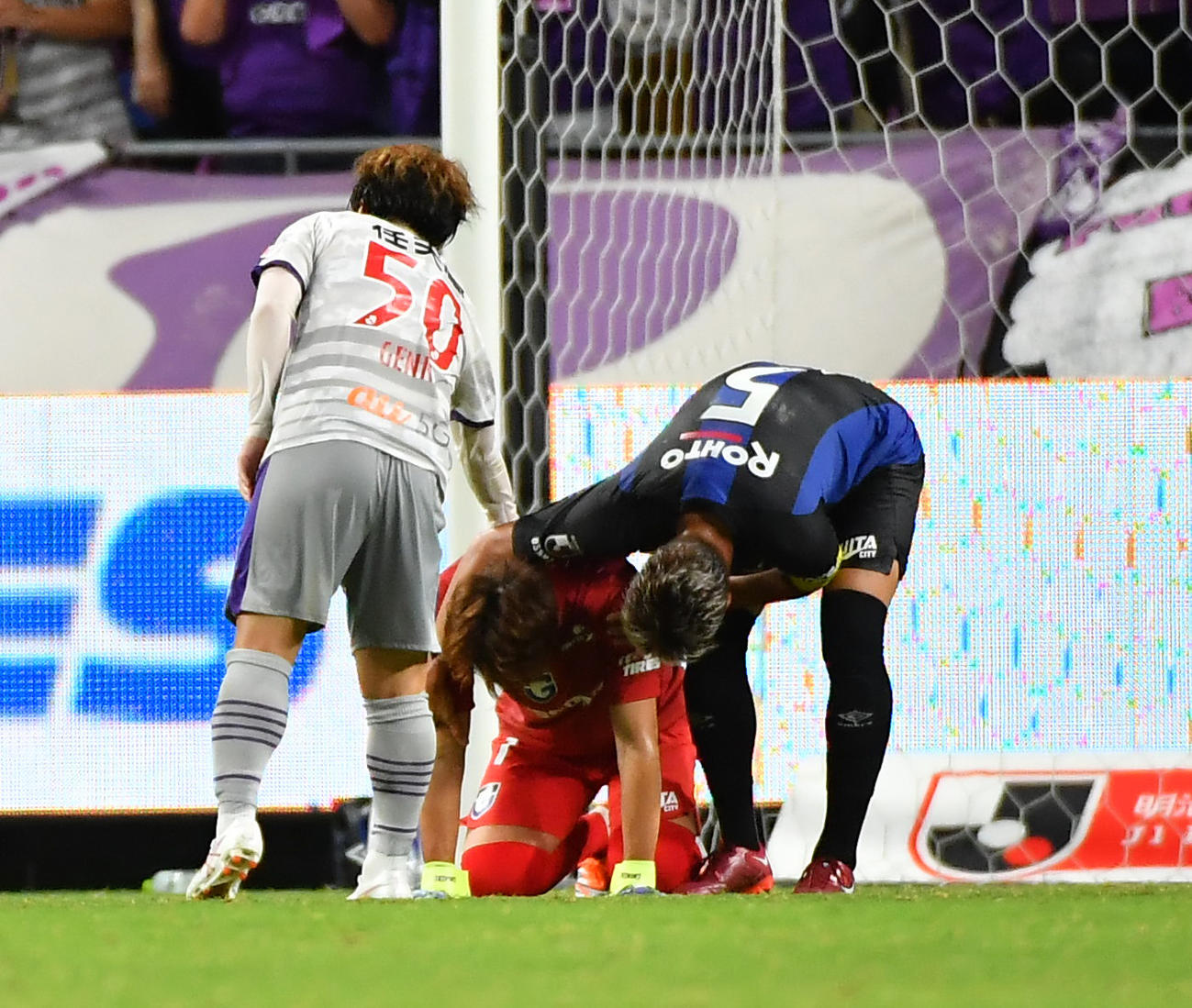 G大阪対京都　試合終了でガックリ肩を落とすG大阪GK東口（中央）に京都大前（左）からも声をかけられる。右は三浦（撮影・清水貴仁）