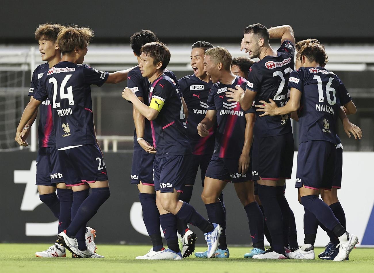 C大阪対福岡　前半、マテイヨニッチ（右から2人目）の先制ゴールを喜ぶC大阪イレブン（共同）