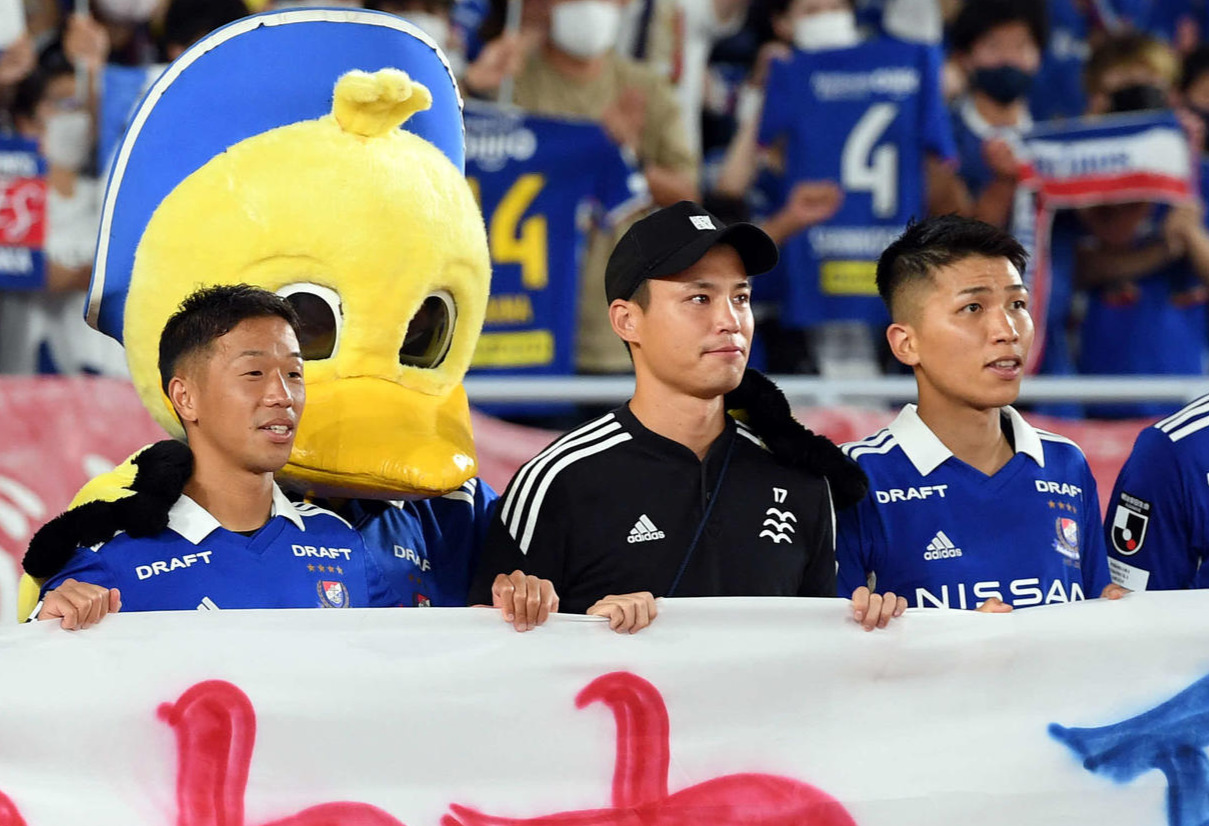 横浜宮市（中央）は横断幕を手にする（撮影・たえ見朱実）