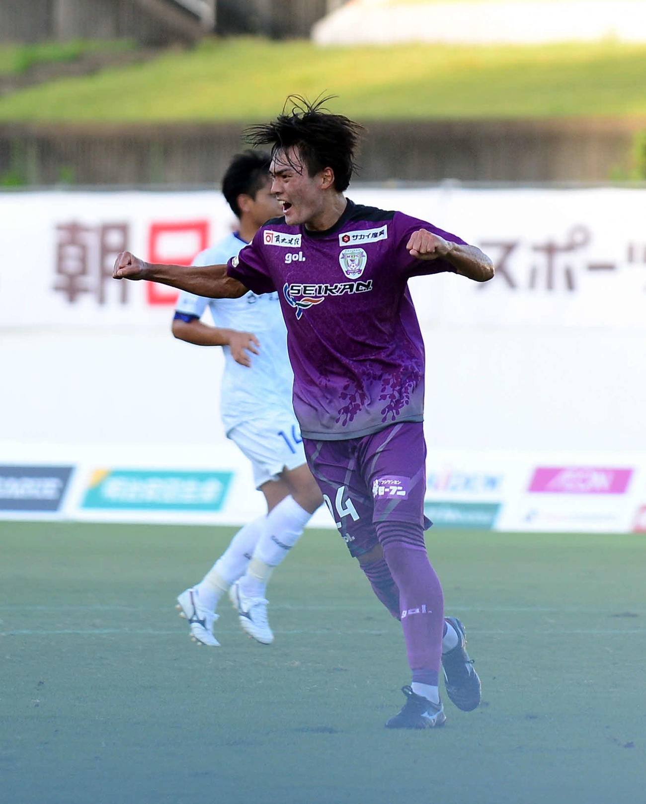 勝ち越し点を決め、ガッツポーズの藤枝久保