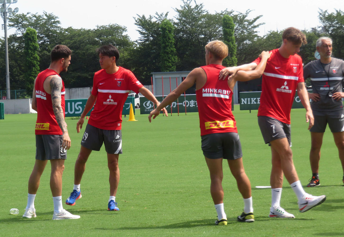 トレーニングを行うMF岩尾（左から2人目）ら浦和の選手たち（撮影・磯綾乃）