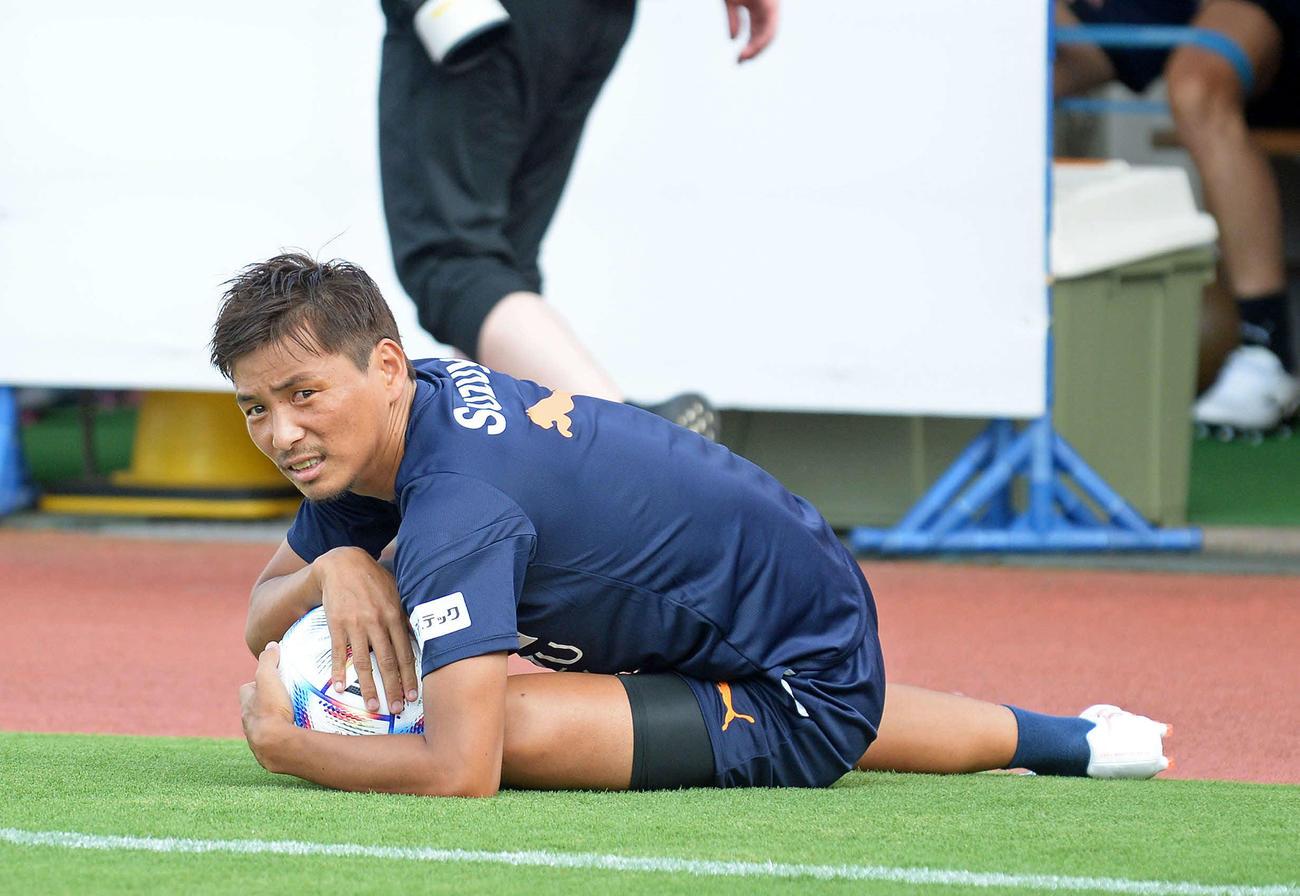 ピッチ脇でストレッチをする清水乾